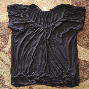 Relaxed Scoop Neck Short Sleeve Top in Black